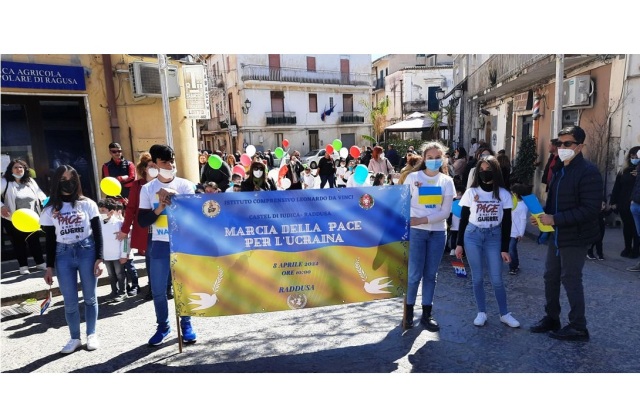 "Marcia della Pace per l'Ucraina" a Raddusa, con alunni scuole e beneficiari SAI di Raddusa 